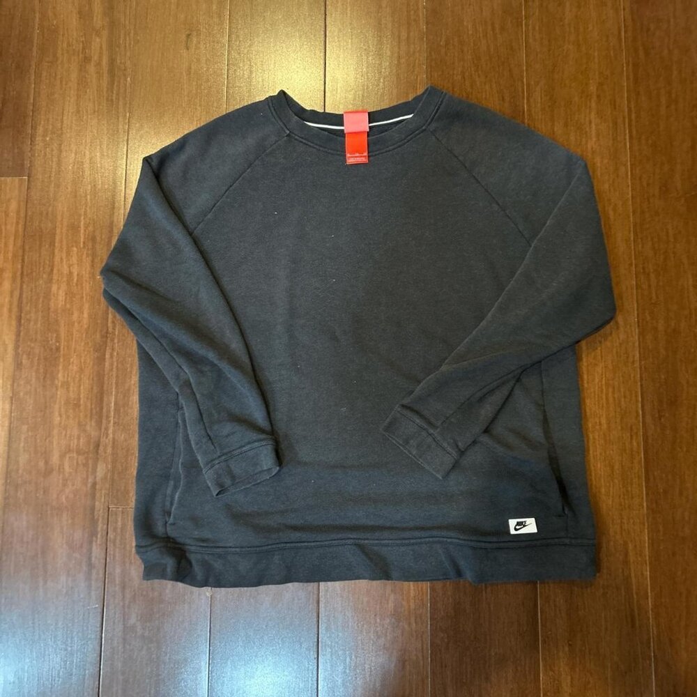 Black Nike crewneck sweatshirt